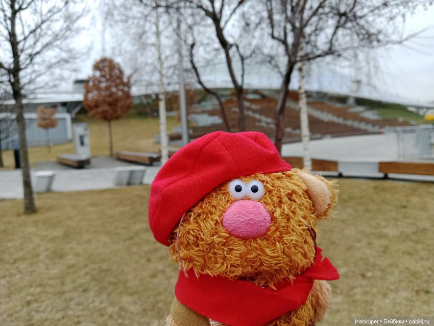 Alles ist rot или всё красное. Кофейный кот Кортадо гуляет в Зарядье (фото 2)