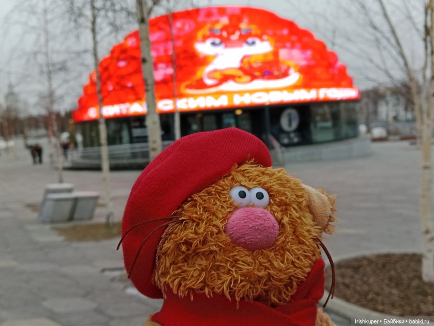 Alles ist rot или всё красное. Кофейный кот Кортадо гуляет в Зарядье