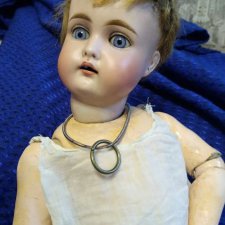 Помогите пожалуйста опознать эту чудесную девочку