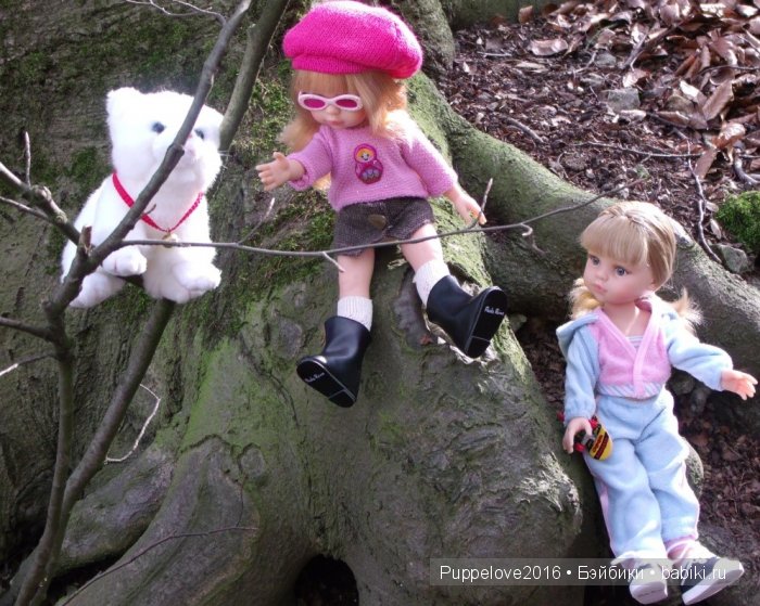 Девочки по-настоящему испугались за Снежинку. Она повисла на ветке и, казалось, раздумывала, что же ей делать дальше.