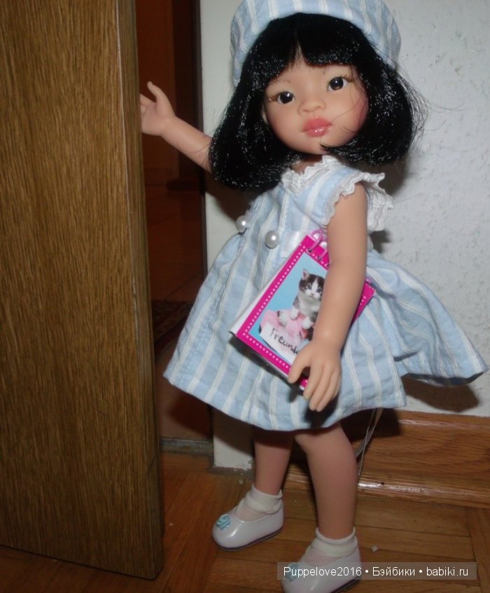 В руках она держит мою Анкету для Друзей!