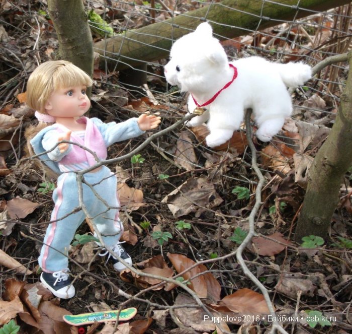 "Снежинка, иди ко мне!" - первая подскочила к дереву Карла, готовая поймать спрыгивающую кошку.