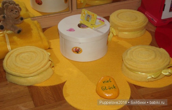 Лиу показывает на уголок в комнате, где почти всё желтого цвета.