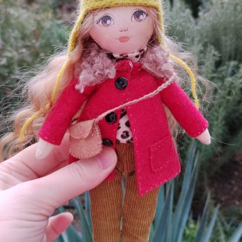 Сегодняшняя прогулка Алины в красном пальто