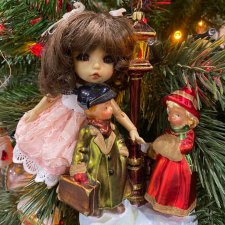 Никогда не поздно фотографироваться с новогодней ёлкой