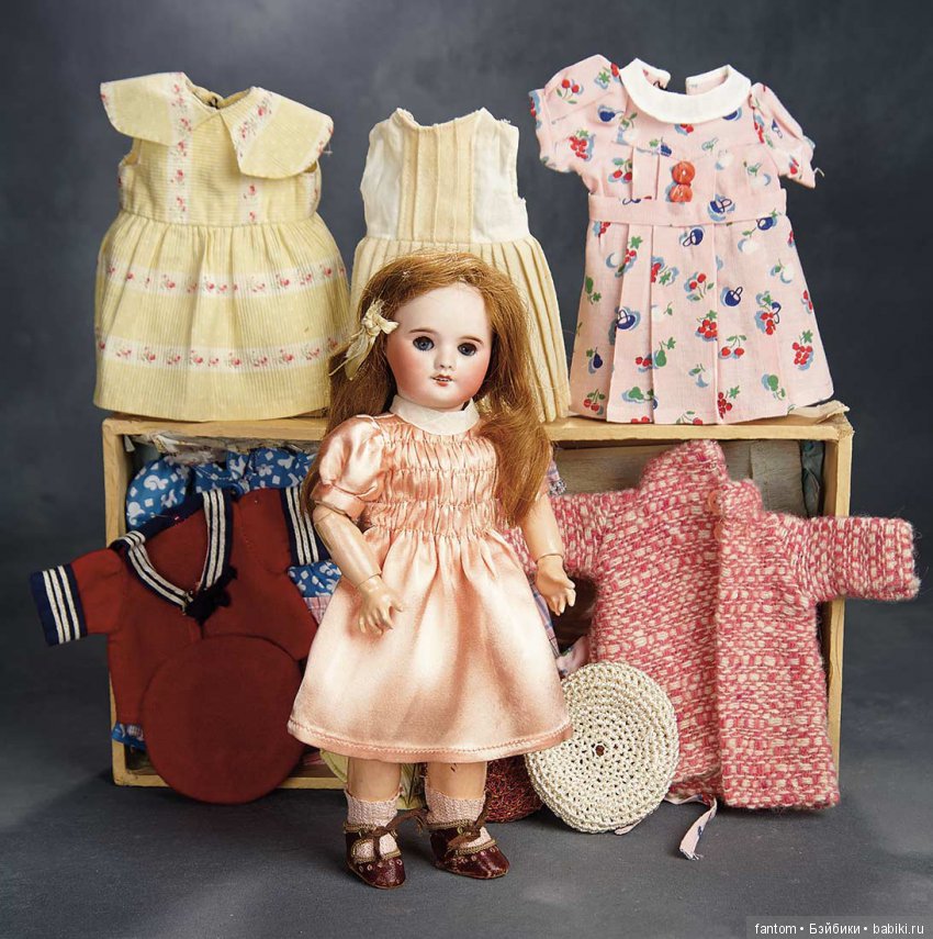 ФРАНЦУЗСКИЙ БИСКВИТ BEBE "BLEUETTE" С ОБШИРНЫМ ПРИДАНЫМ ОРИГИНАЛЬНЫХ КОСТЮМОВ, 1915г