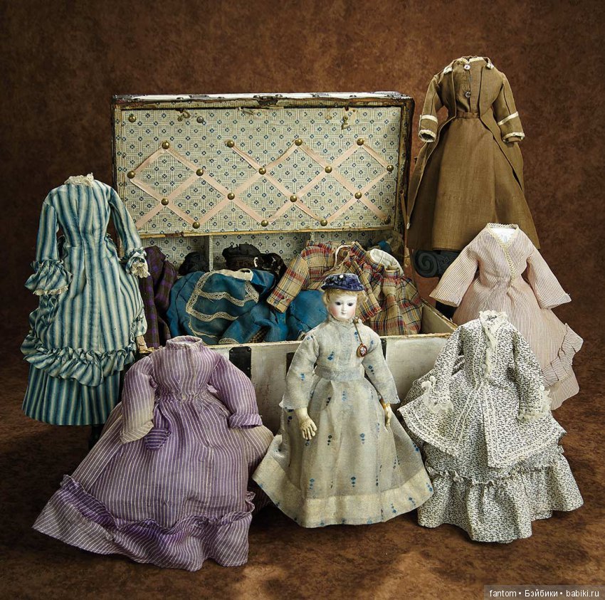 французский, около 1865 года, включает в себя обширное приданое из платьев и платьев, сделанных исключительно для куклы вместе с множеством шляпок