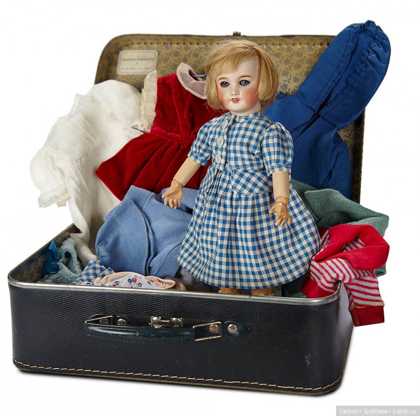 Bleuette, около 1915 года, кукла представлена в своем оригинальном кожаном футляре с этикеткой "Le Trousseau de Bleuette"