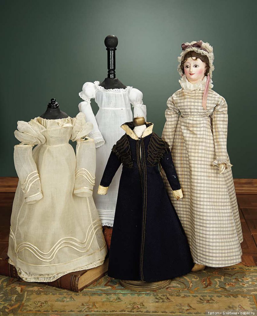 Одна из ранних и редких французских картонных кукол Moule Lady с прекрасным ранним приданым