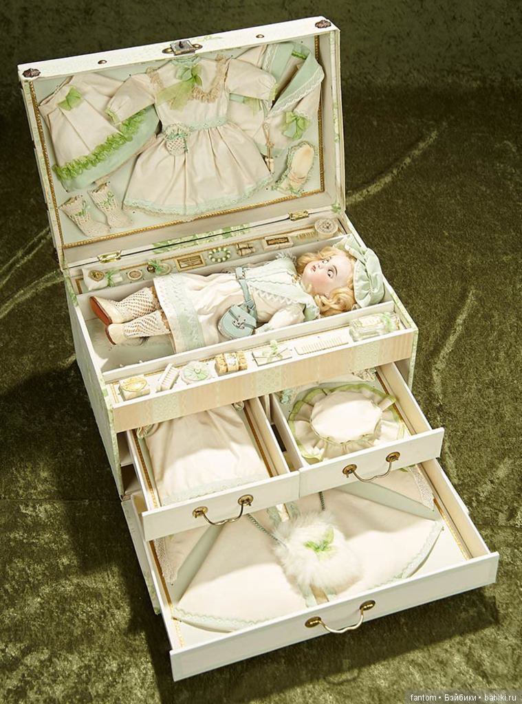 SFBJ Paris. Прекрасное состояние. French, SFBJ, circa 1915, кукла представлена в искусно приспособленном сундучке вместе с ассортиментом дополнительных костюмов и аксессуаров
