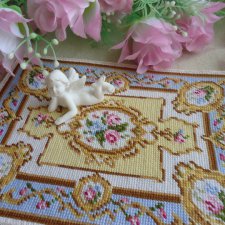 Вышитые миниатюрные коврики для коллекционных домиков