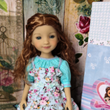 Девочка в платье с розами