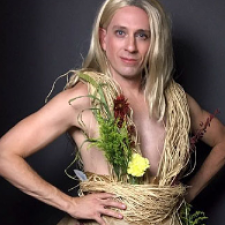 Ничего не выбрасываем! Как сделать вечернее платье из мишуры и мусорного пакета