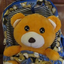 К Маше приехал Мишка в рюкзаке! Из одежды - тоненький шарфик и всё