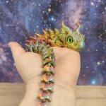 Крупный колючий дракон со стеклянными глазами