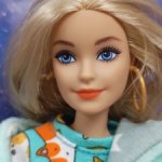 Милли колясочница с перекрашенными губами