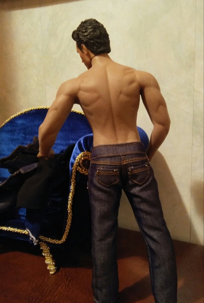 Франко готовится к свиданию, Phicen