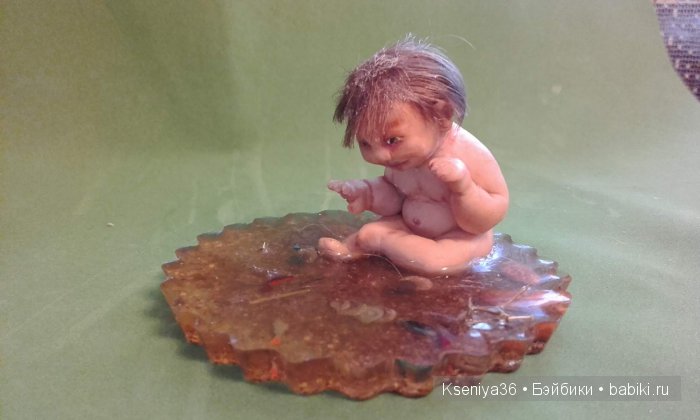 Малыш и рыбки! Сюжетная миниатюра из пластики, напоминающая мне о жарком лете