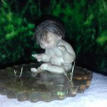 Малыш и рыбки! Сюжетная миниатюра из пластики, напоминающая мне о жарком лете