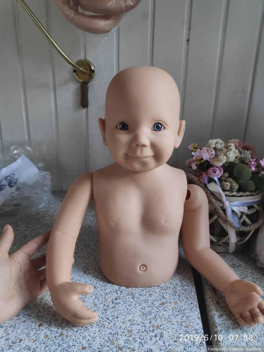 Ни разу не видела кукол из этого молда, поэтому купила его и