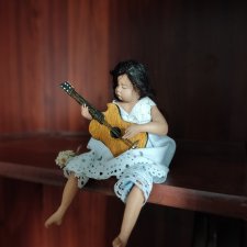 Девочка с гитарой.