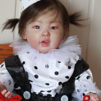 А почему бы и не маленькая клоунесса?