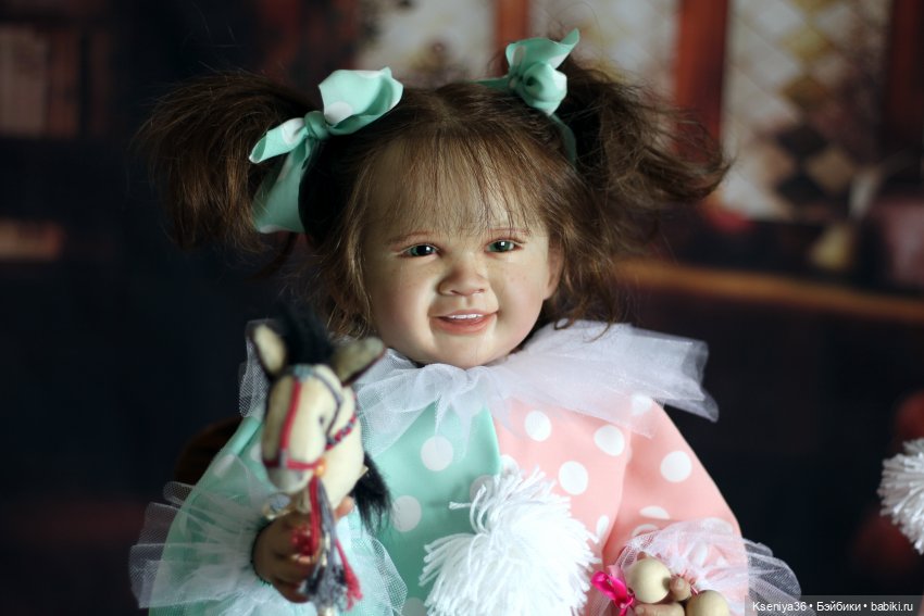 День Рождения мишки. Рената играет