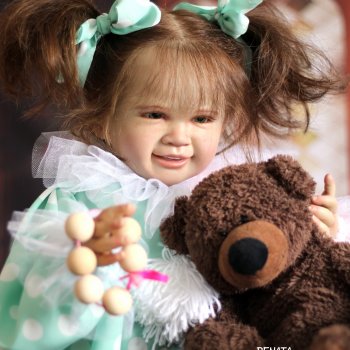 День Рождения мишки. Рената играет