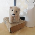 Маленький стоячий мишка