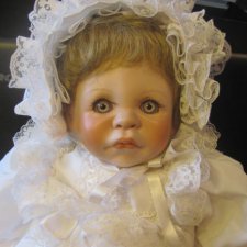 Малыш со своей маленькой библией  ищет семью