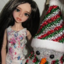 Эмилин спешит под елочку