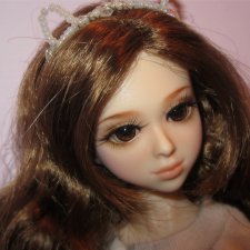 Ее карие глаза блестят счастьем