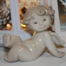 Ангелочек из фарфора создает новогоднее настроение