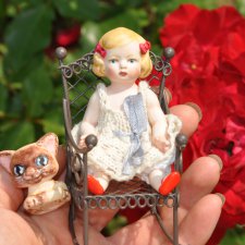 Куколка с красными бантиками