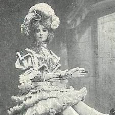 Девочка-кукла