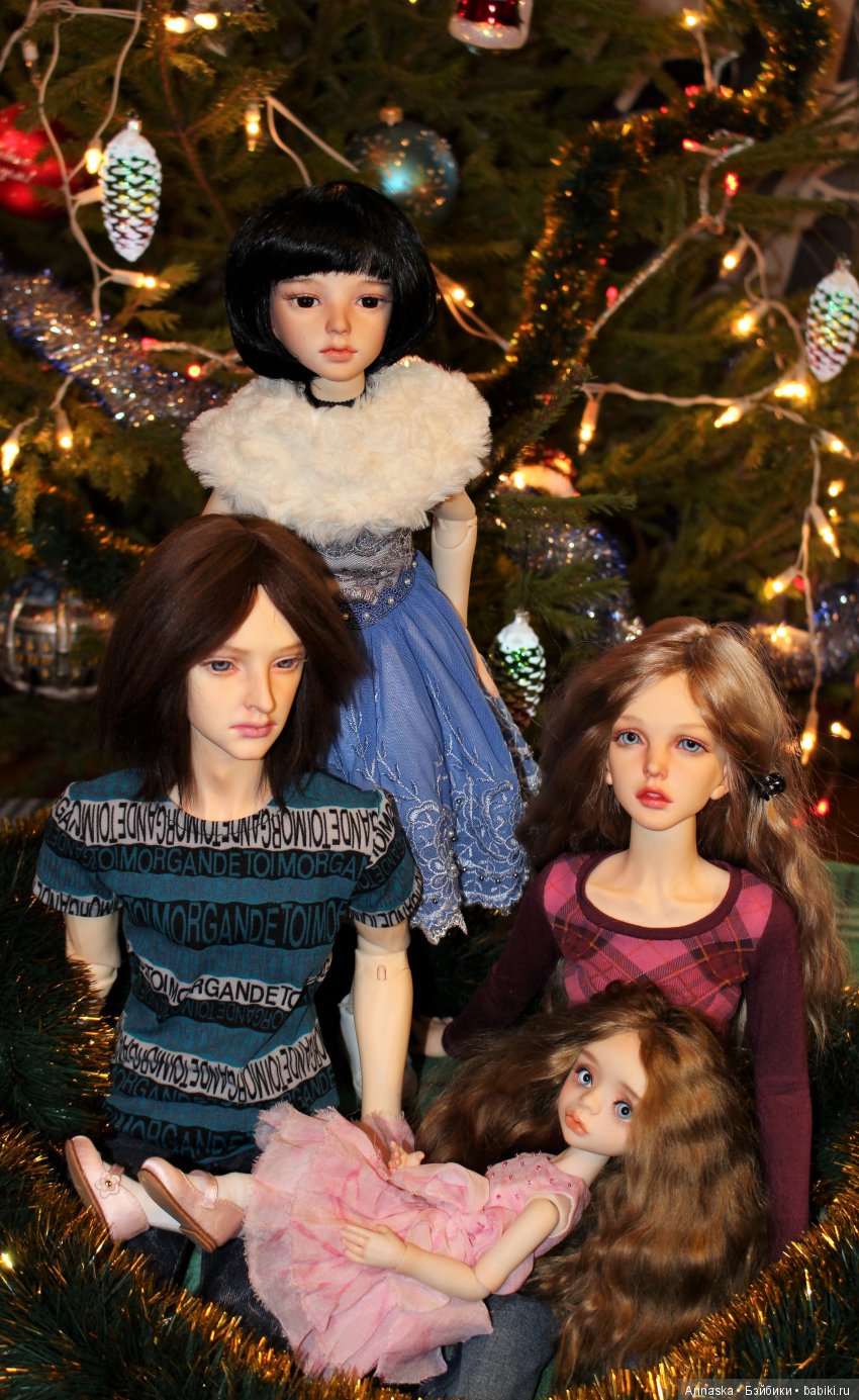 Пока не погасли на елке огни