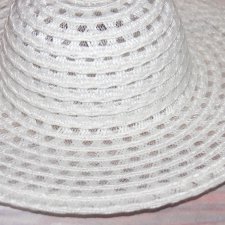 Шляпка для кукол около  50 см ростом.