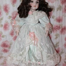 Фисташковое платье на куклу.