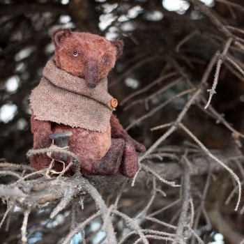 Весна. На дереве медведи