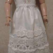 Комплект нижнего белья состоящий из длинной рубашечки и панталончиков для кукол ростом 60-70см.