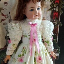 Нарядное сатиновое платье для антикварных кукол и реплик ориентировочно 60-70см роста