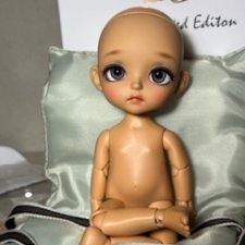 Lati Yellow Sophie Black Swan Latidoll