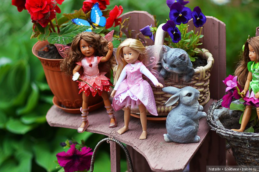 Феи собирают в саду цветы!)