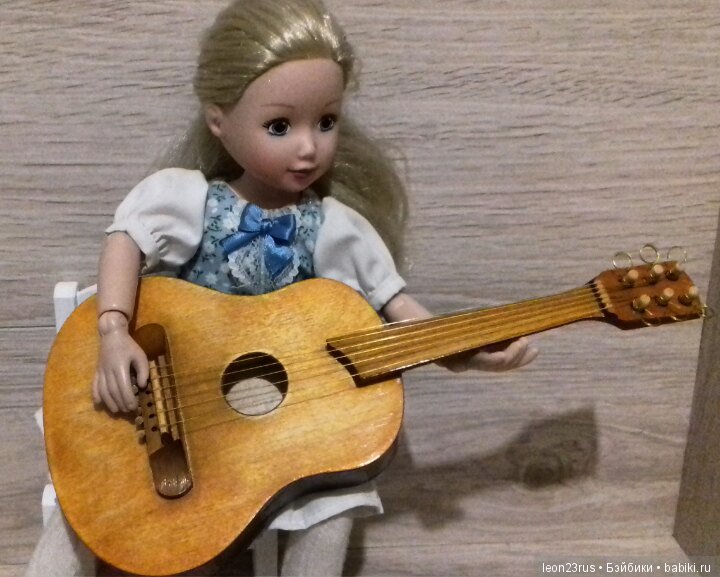 кукольные аксессуары- гитара для кукол Джолина и Паола Рейна
