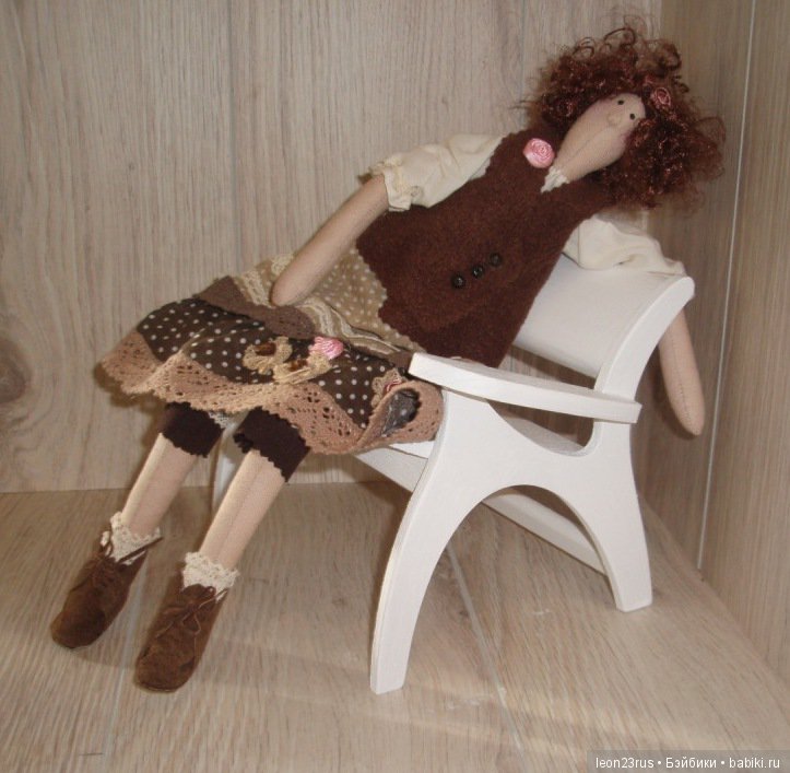 На чём сидят наши куклы — Мебель для кукол и домиков: фото