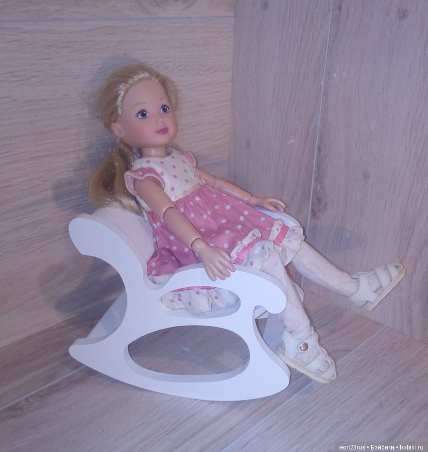 На чём сидят наши куклы — Мебель для кукол и домиков: фото