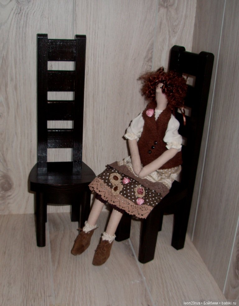 На чём сидят наши куклы — Мебель для кукол и домиков: фото