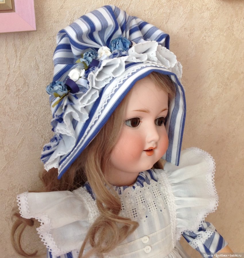 Добавила к платьицу чепчик.. В идеале хотела сшить его из синей ткани, но пока нет возможности посетить магазин((( Воспользовалась остатком...наряд сейчас продается в моем шопике..