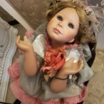 Фарфоровая коллекционная кукла