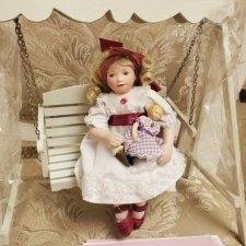 Мини девочка с куклой от Ashton Drake